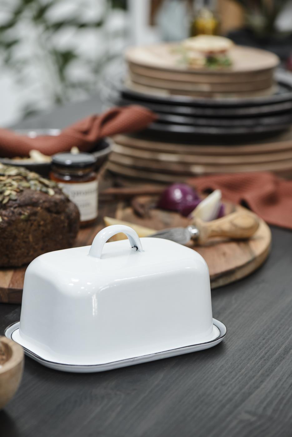 Ib Laursen Emaille Butterdose im skandinavischen Landhausstil auf Frühstückstisch