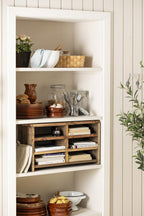 Ib Laursen Emaille Küchensieb Weiß mit schwarzem Rand dekorativ im offenen Küchenregal