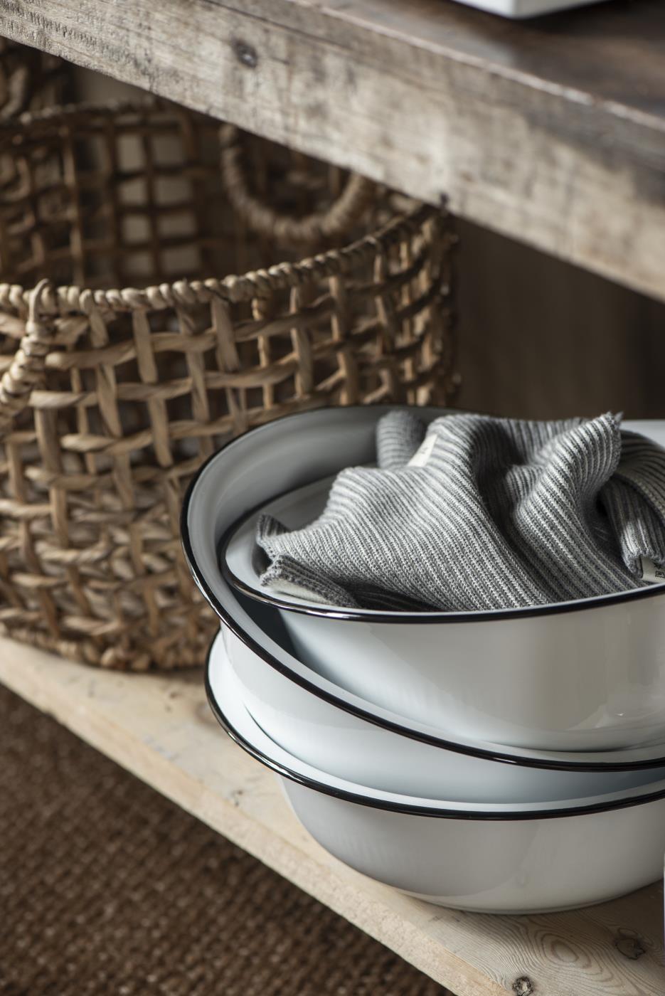 Ib Laursen Waschgefäß Emaille Weiß mit schwarzem Rand gestapelt im Landhausstil Regal