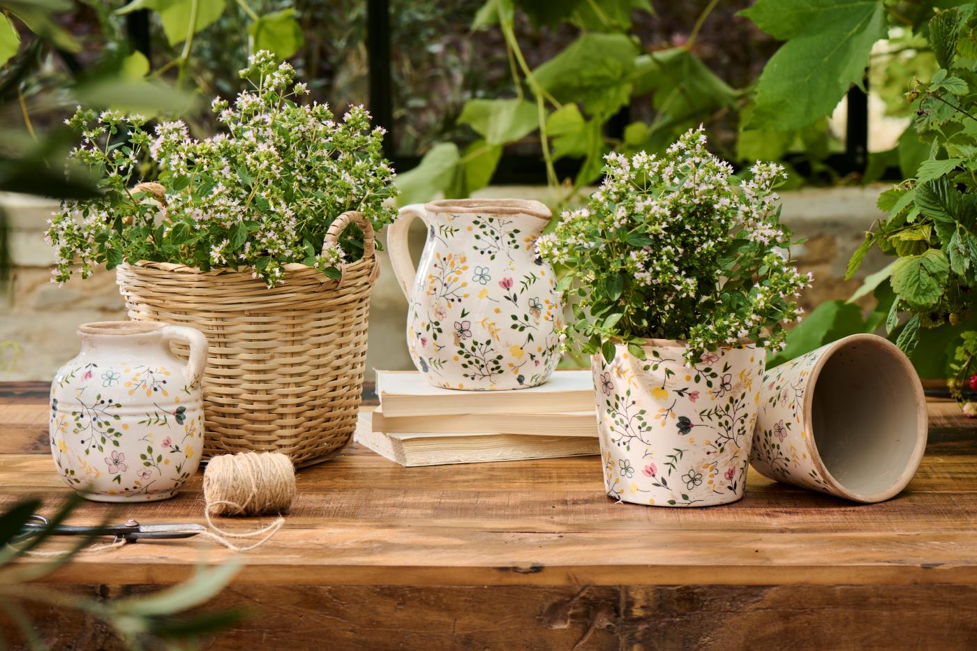 Ib Laursen Meadow Blossom Keramikserie mit Vase, Blumentöpfen und Krug im skandinavischen Landhausstil