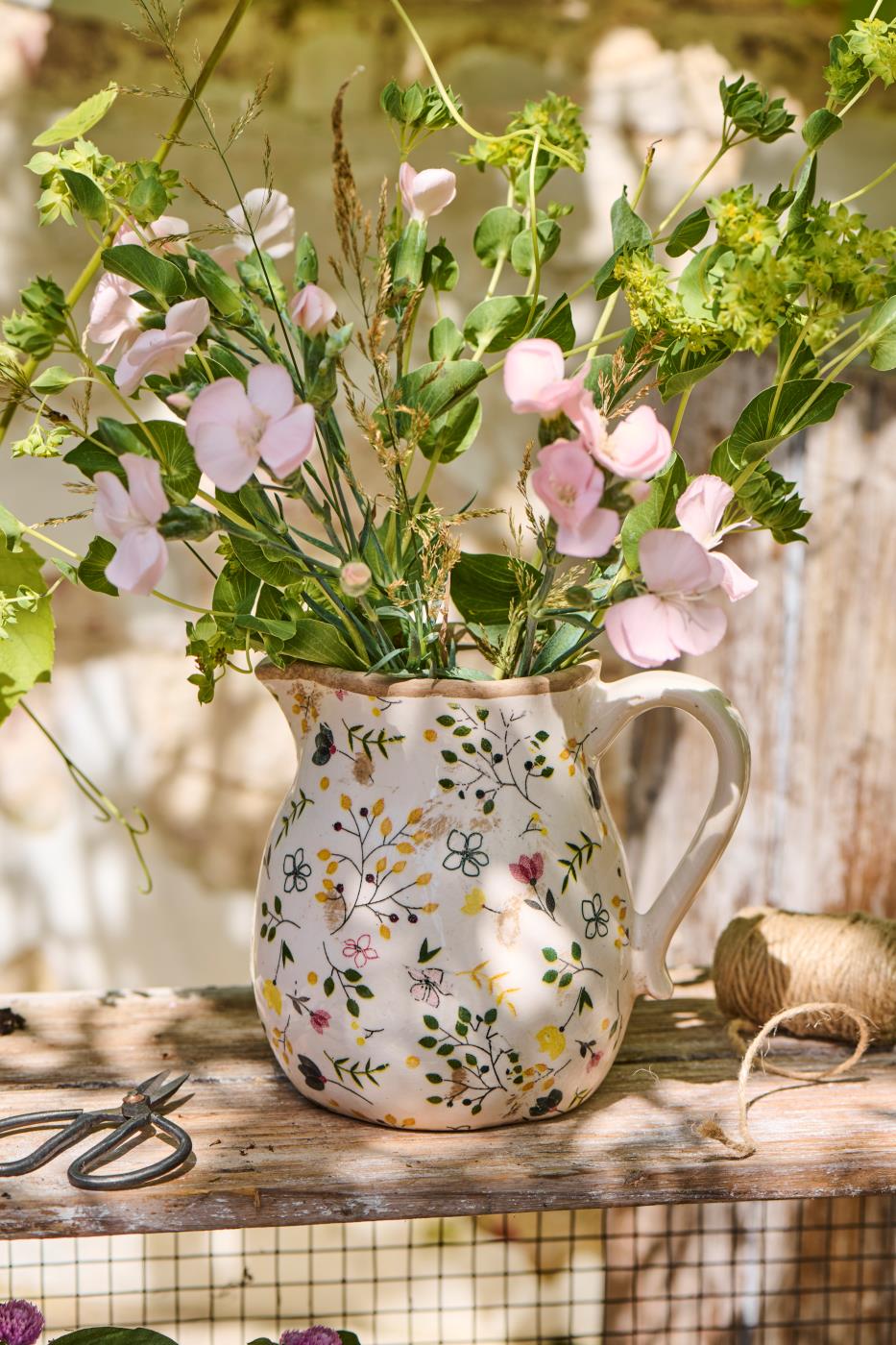 Ib Laursen Vase mit Henkel Meadow Blossom aus Keramik mit buntem Blumenmuster dekoriert mit Wiesenblumen