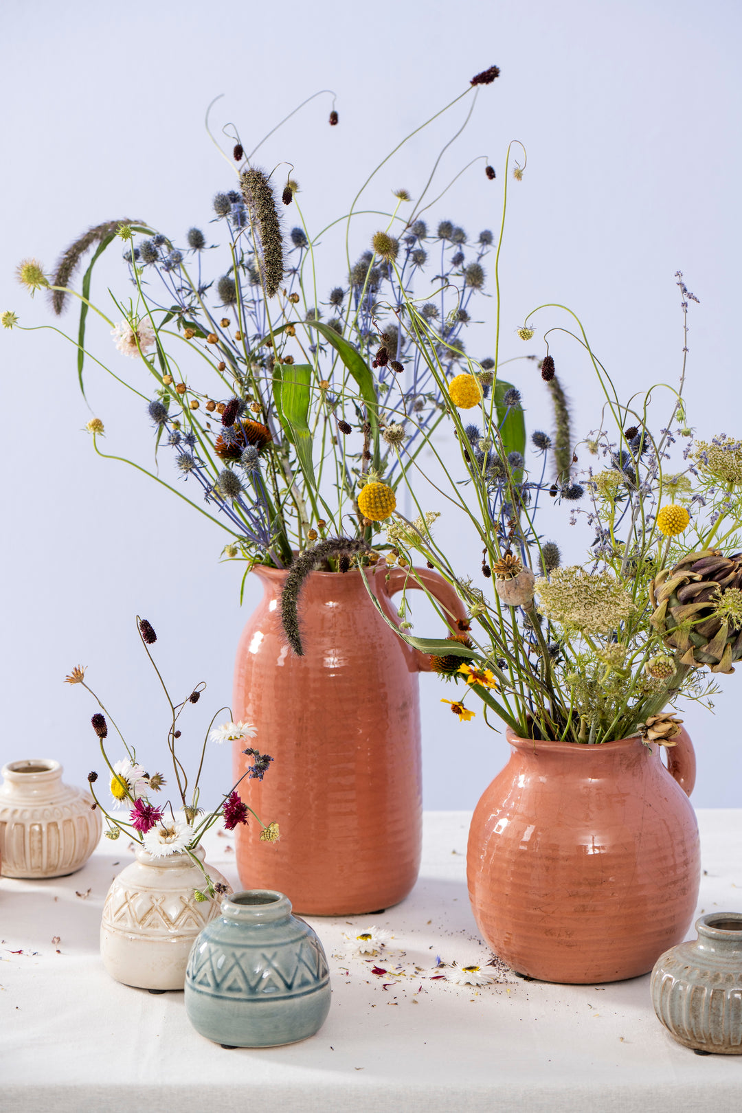 Ib Laursen Vase Thyra mit Henkel rotbraun Keramik mit Wildblumen im skandinavischen Landhausstil dekoriert