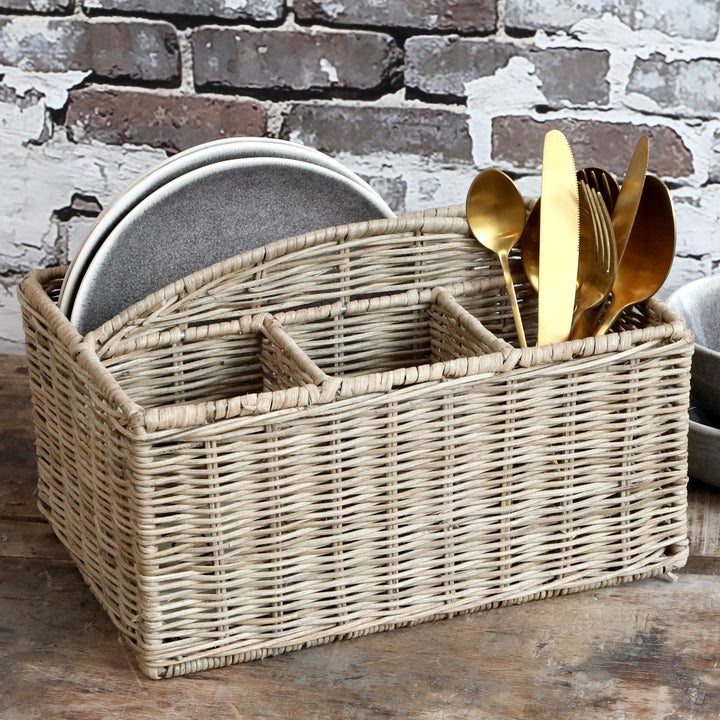 Geflochtener Rattankorb mit vier Fächern von Chic Antique im Landhausstil