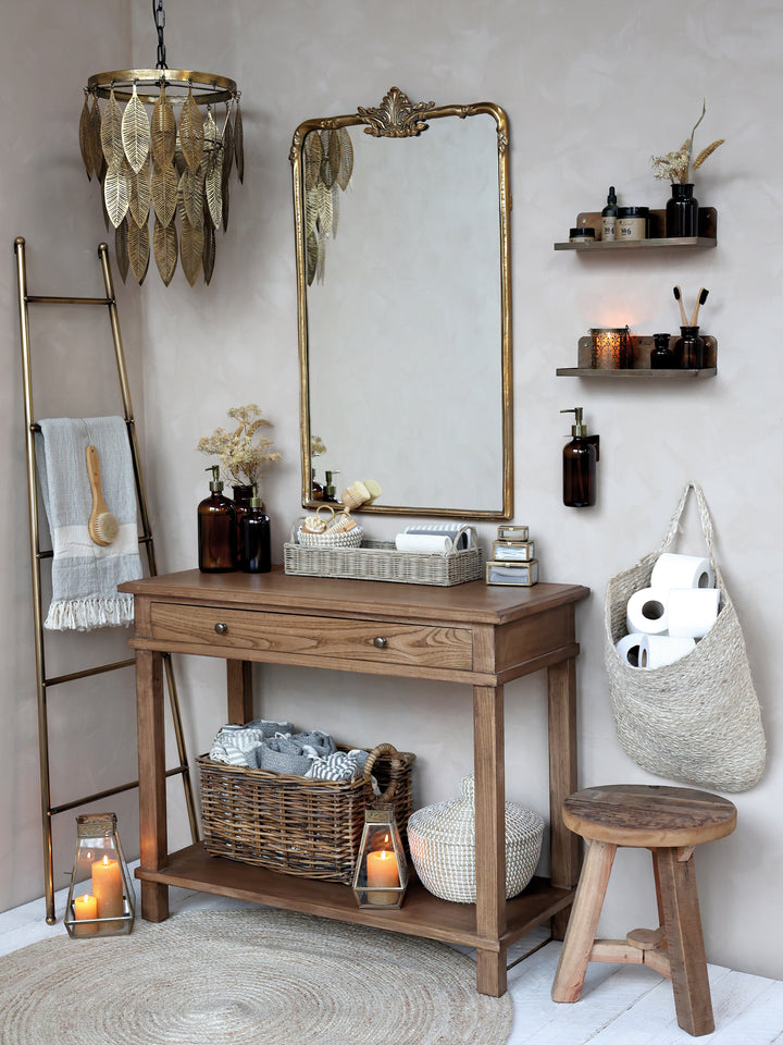Geflochtenes Rattan Tablett von Chic Antique als dekoratives Tablett auf einer Badezimmerkommode
