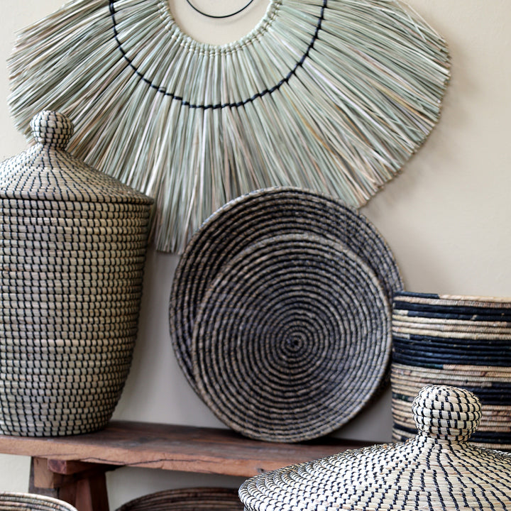Rundes geflochtenes Tablett von Chic Antique aus Seegras als Wanddekoration im skandinavischen Stil