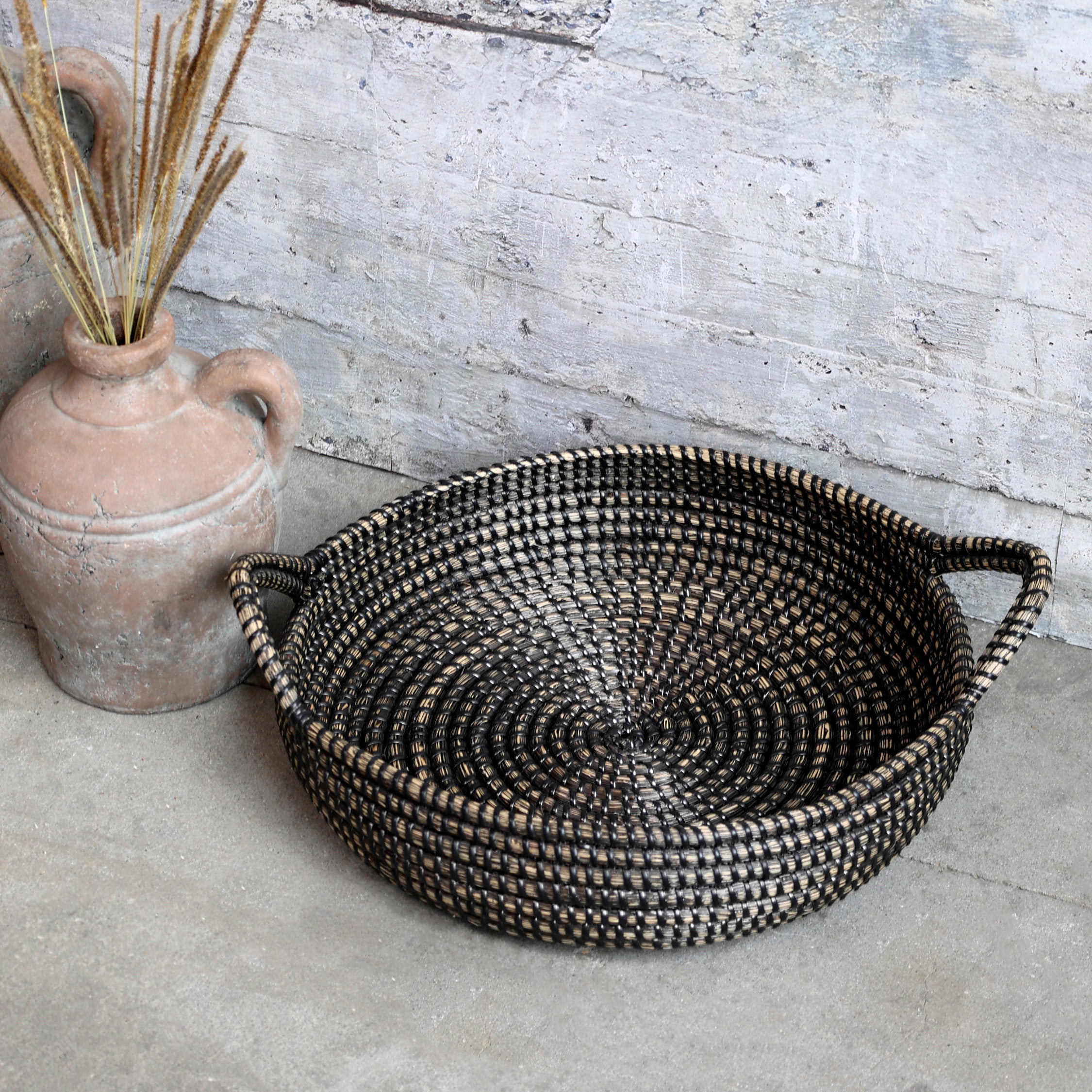 Chic Antique Tablett mit Henkel aus geflochtenem Seegras in Antique Schwarz
