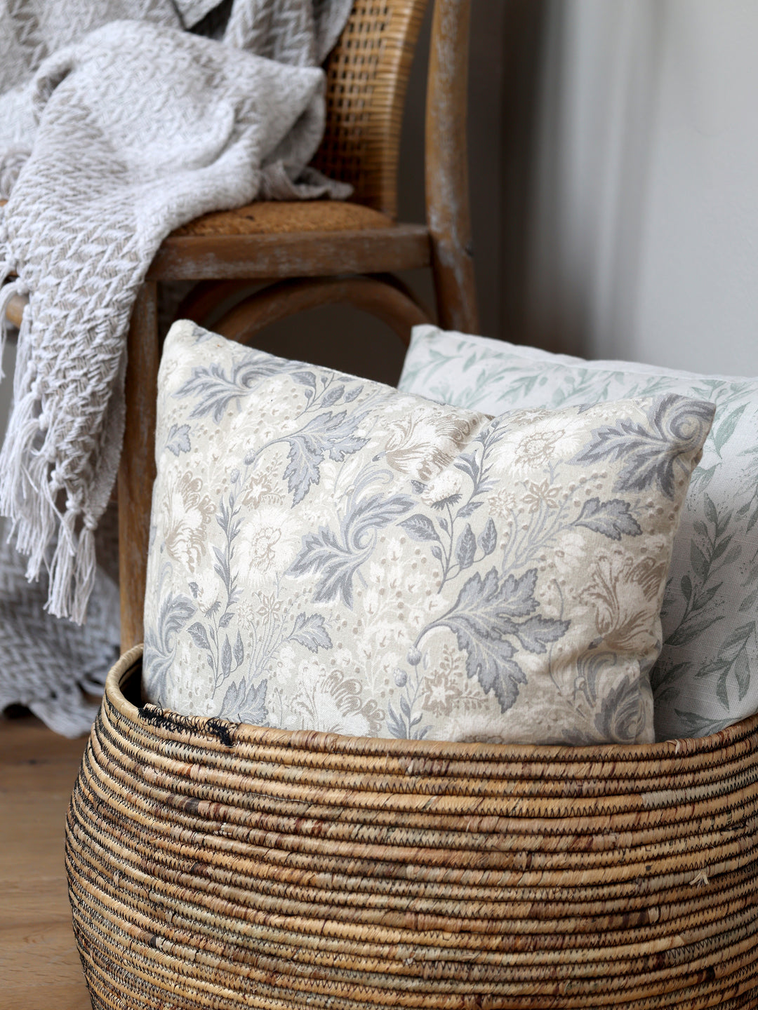 Chic Antique Aufbewahrungskorb aus Wasserhyazinthe mit Kissen im Landhausstil