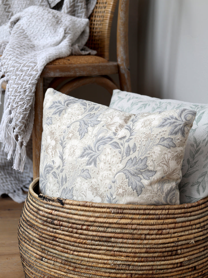 Chic Antique Aufbewahrungskorb aus Wasserhyazinthe mit Kissen im Landhausstil