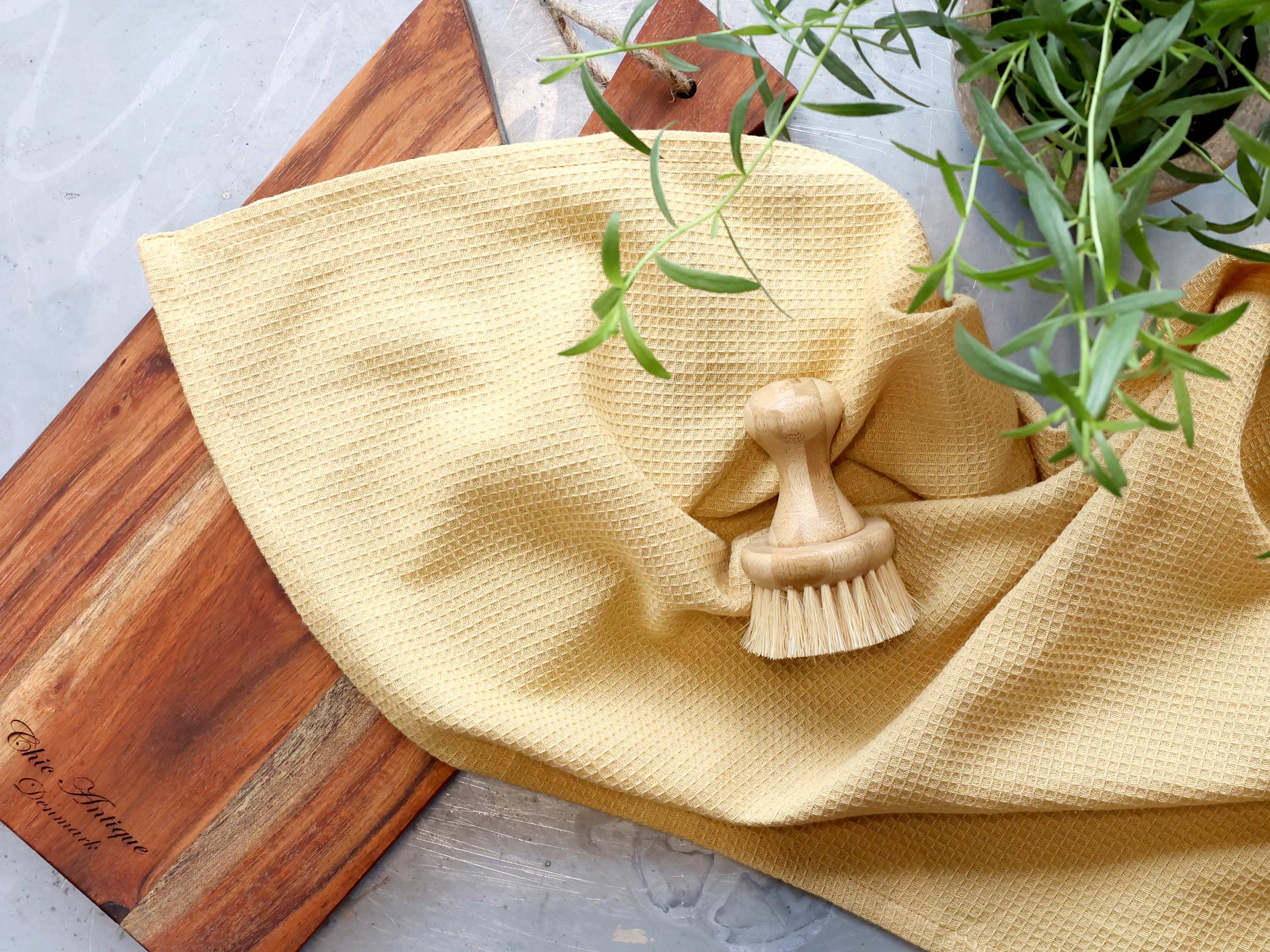 Chic Antique Éternel Geschirrtuch Honig aus Baumwolle mit Waffelstruktur auf Holzbrett in Landhausküche