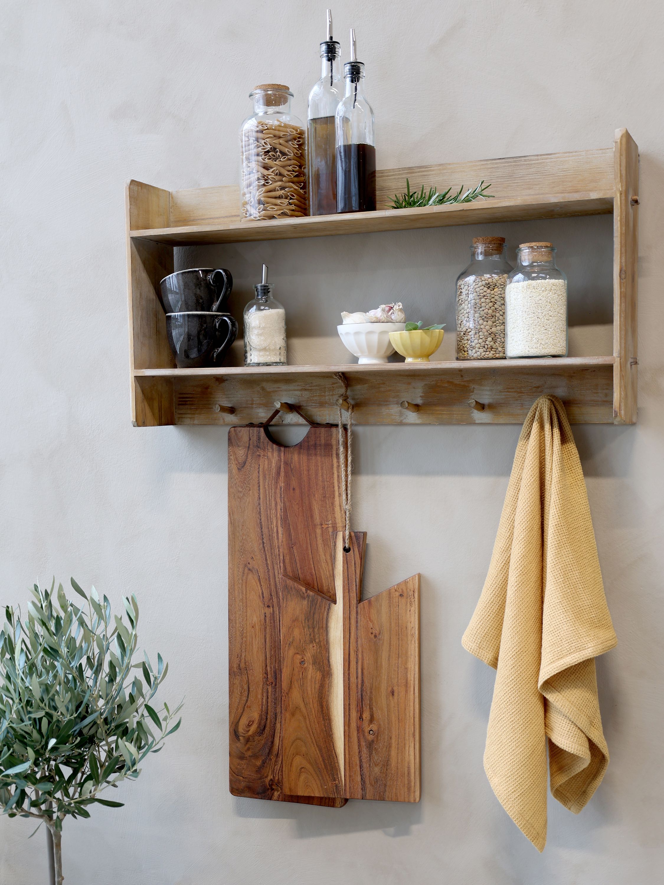 Chic Antique Éternel Geschirrtuch Honig mit Waffelstruktur an Küchenregal im skandinavischen Stil