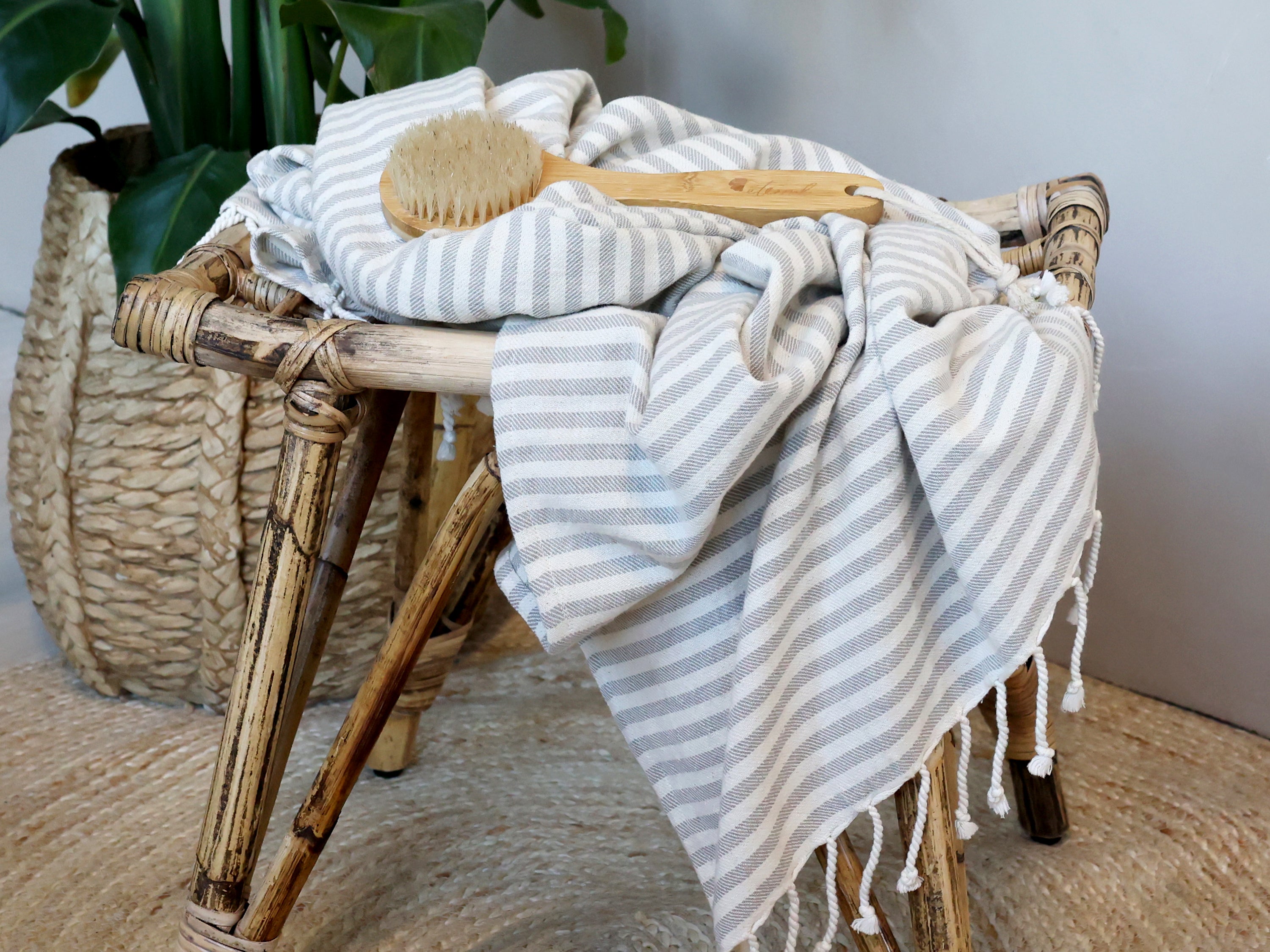 Chic Antique Éternel Badetuch grau weiß gestreift aus Baumwolle mit Fransen