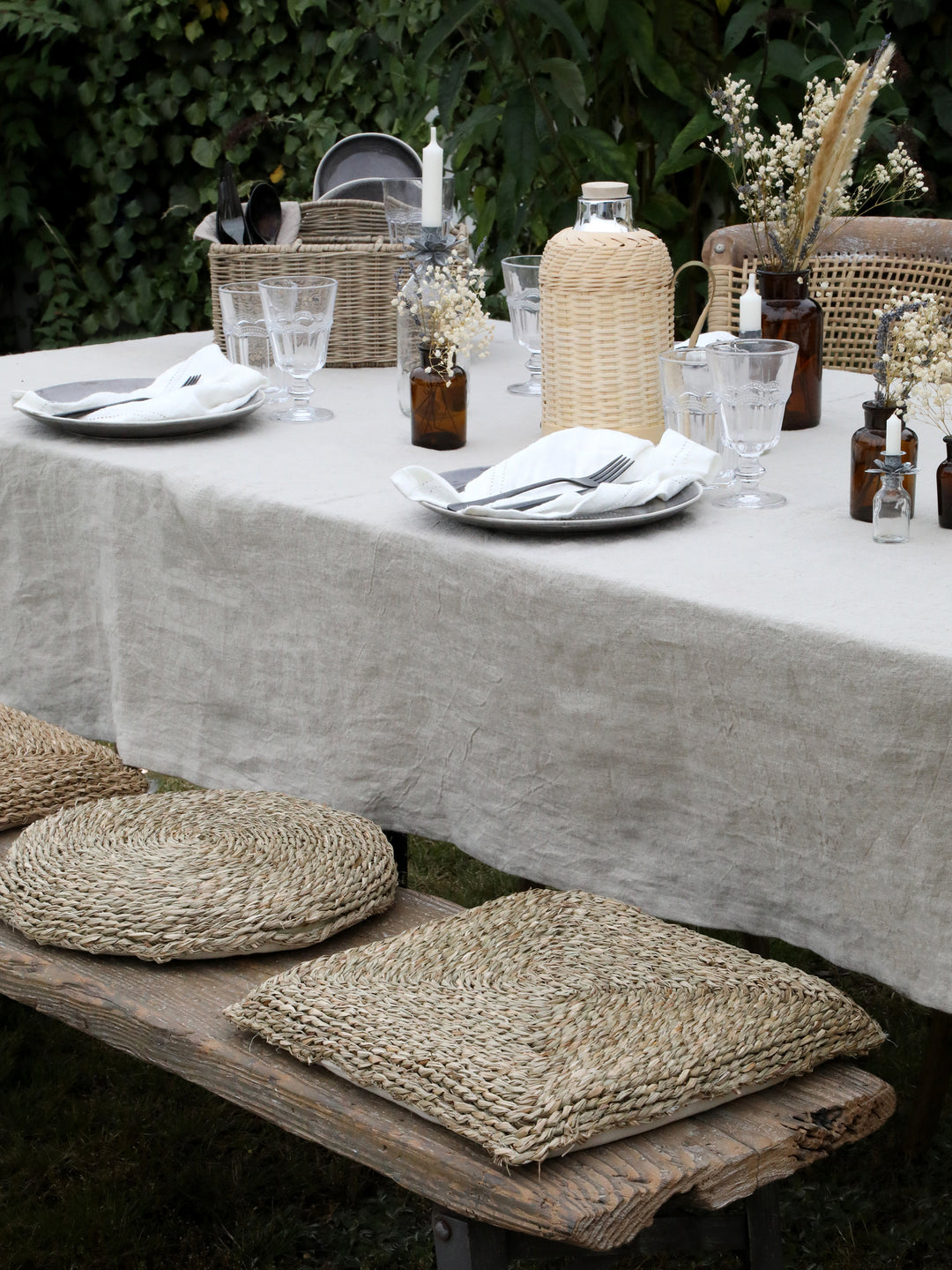 Großer Gartentisch mit Chic Antique Leinen Tischdecke im natürlichen Landhausstil dekoriert