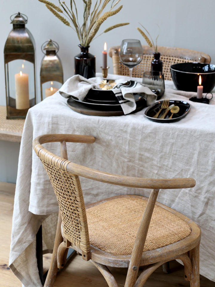 Chic Antique Tischdecke aus Leinen in antique messing auf gedecktem Tisch im skandinavischen Landhausstil