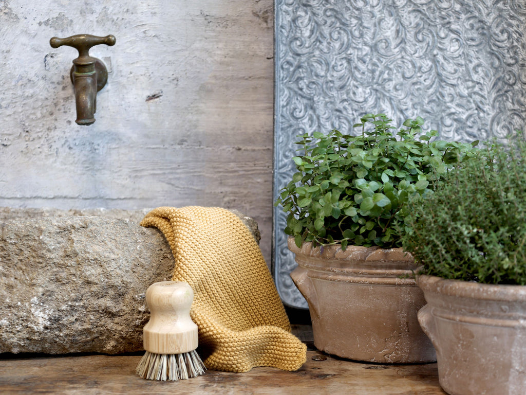 Chic Antique Éternel Geschirrtuch Honig aus Baumwolle mit Spülbürste am Natursteinwaschbecken im skandinavischen Landhausstil