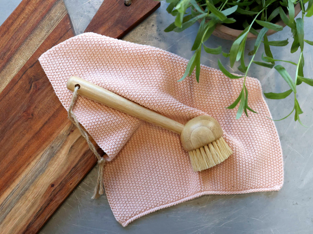 Chic Antique Éternel Geschirrtuch Hellrosa aus Baumwolle mit Holz-Spülbürste im skandinavischen Landhausstil arrangiert