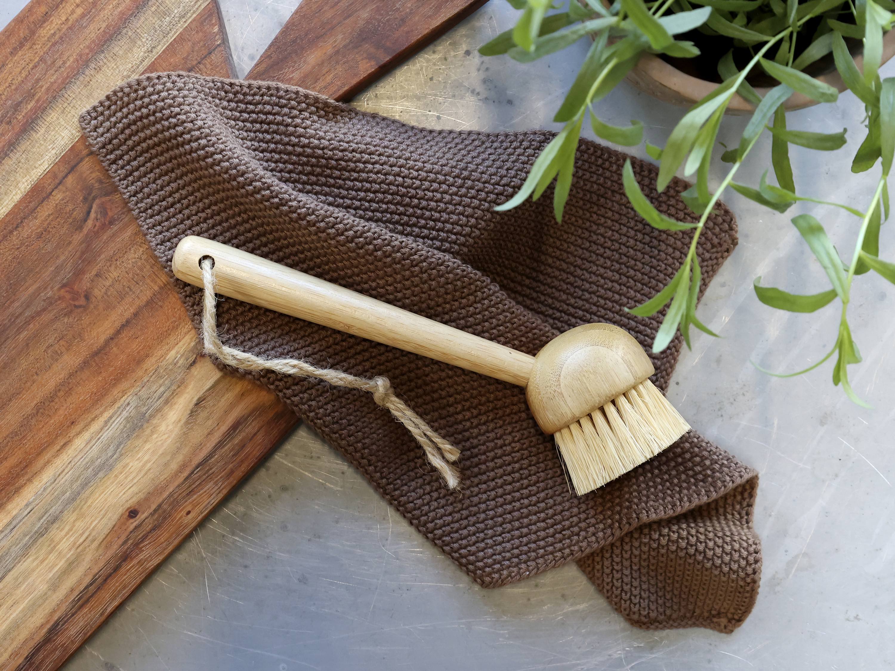 Chic Antique Éternel Geschirrtuch in Schokolade aus Baumwolle mit Holz-Spülbürste im skandinavischen Landhausstil