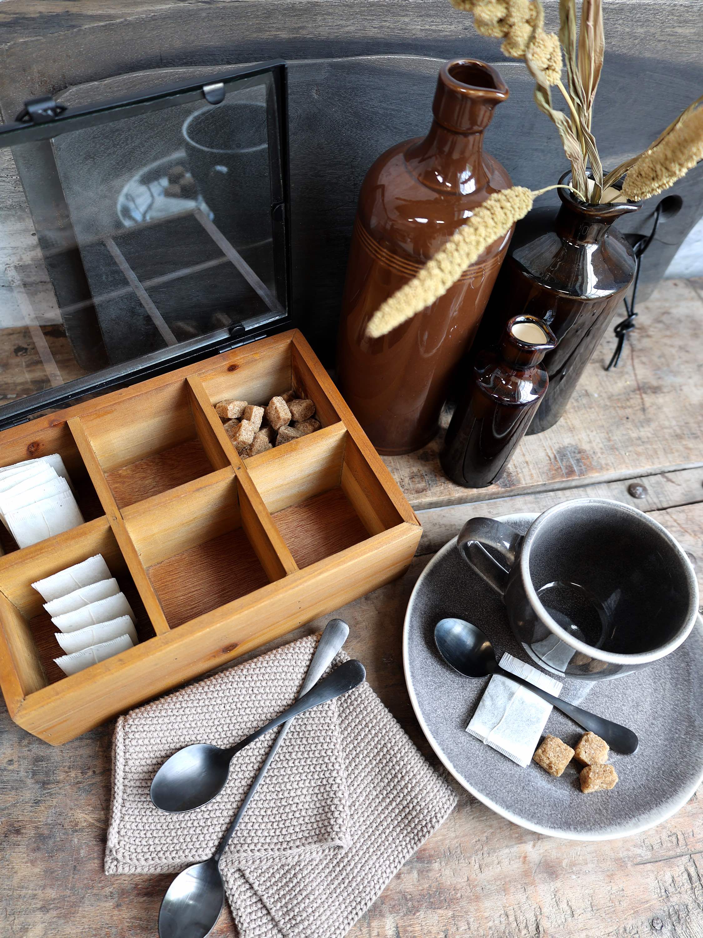 Chic Antique Éternel Geschirrtuch Hell Latte aus Baumwolle auf Holztisch mit Geschirr und Teebox im skandinavischen Landhausstil