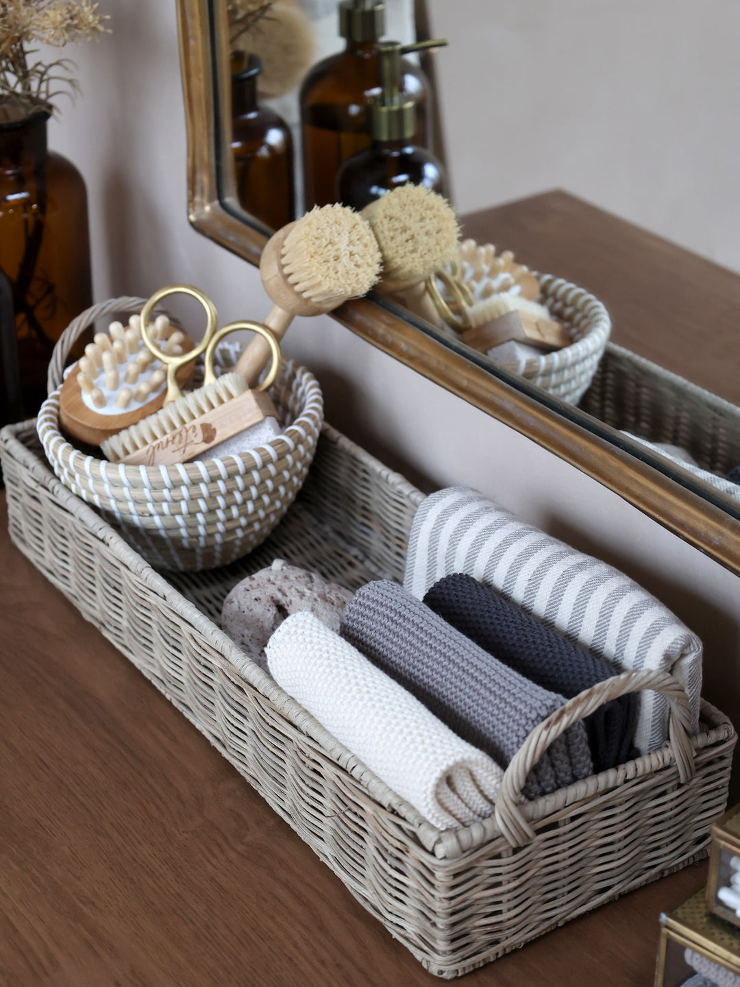 Chic Antique Éternel Geschirrtücher grau und natur im Korb mit Holz Bürsten im skandinavischen Badezimmerstil