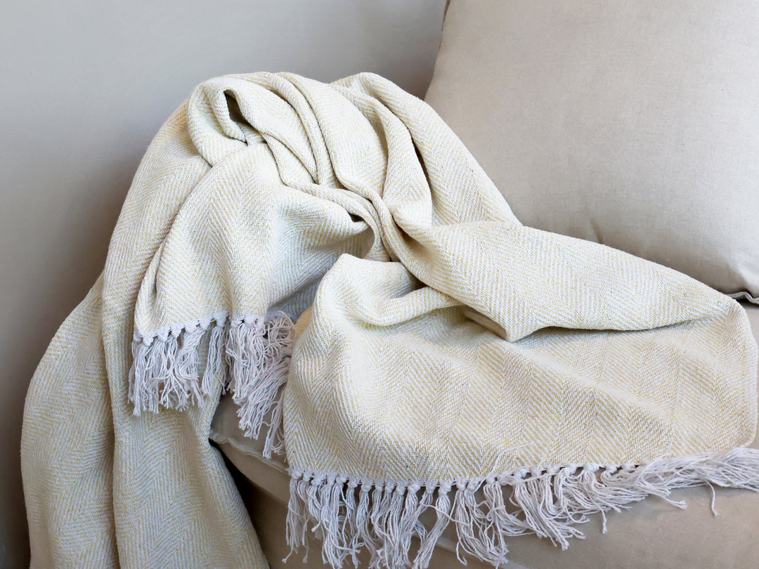 Chic Antique Wohndecke honig dekorativ über Sofa im nordischen Hygge Wohnstil