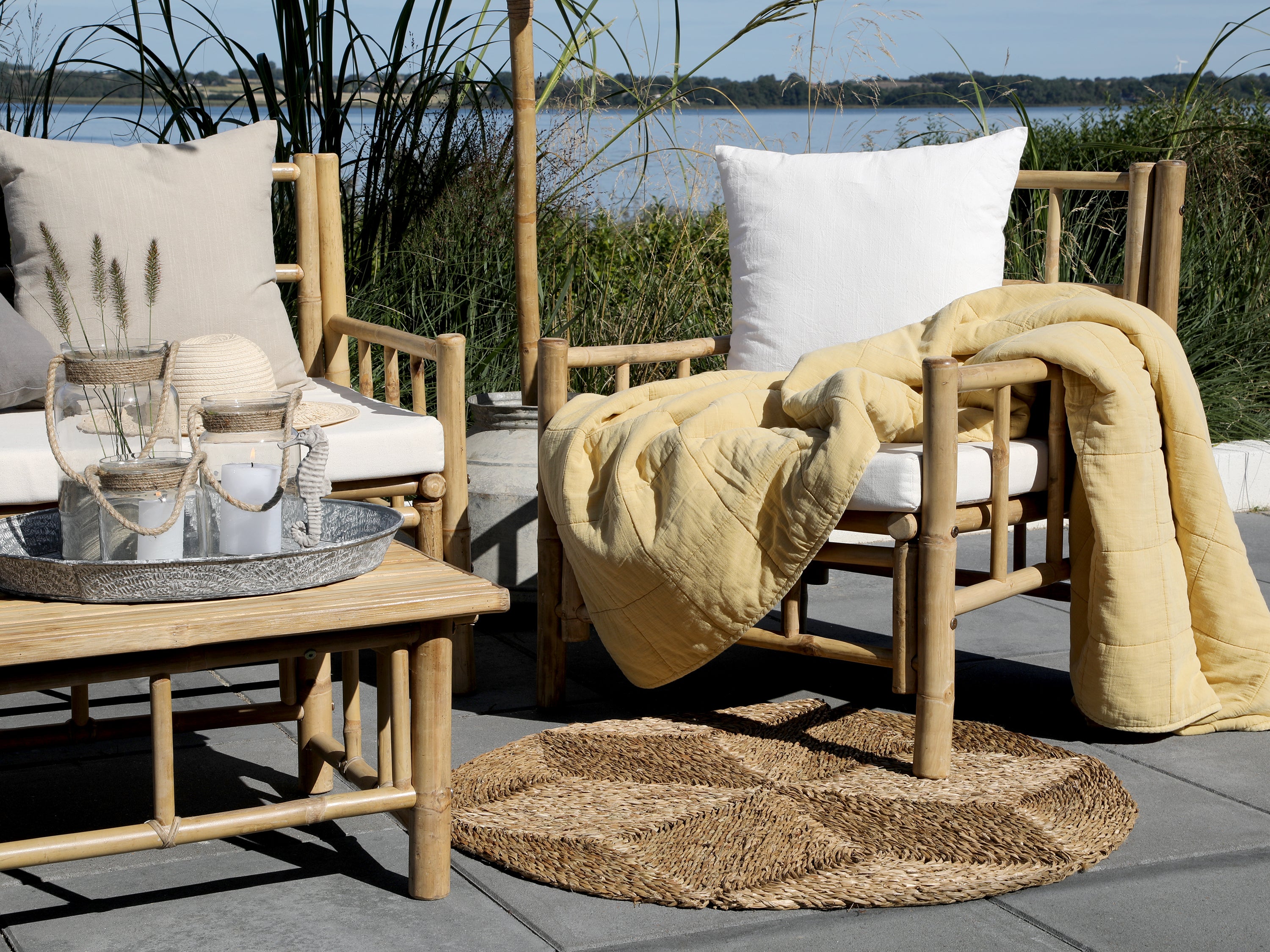 Chic Antique Vintage Quilt Honig als dekorative Decke auf Gartenstuhl im natürlichen Wohnstil