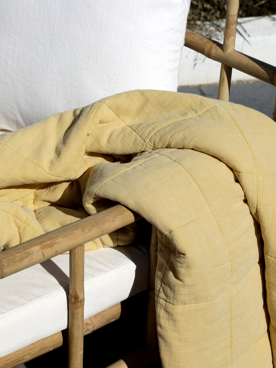 Detail Chic Antique Vintage Quilt Honig aus Baumwolle auf Bambusstuhl