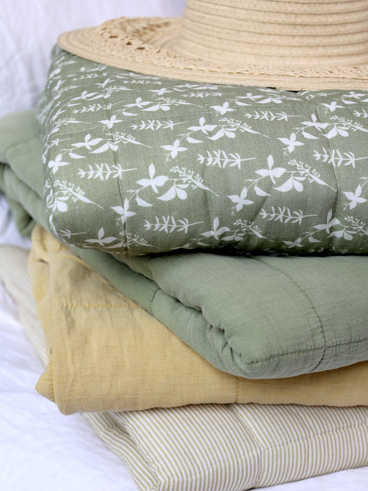 Chic Antique Vintage Quilt Honig aus Baumwolle dekorativ gestapelt im Landhausstil