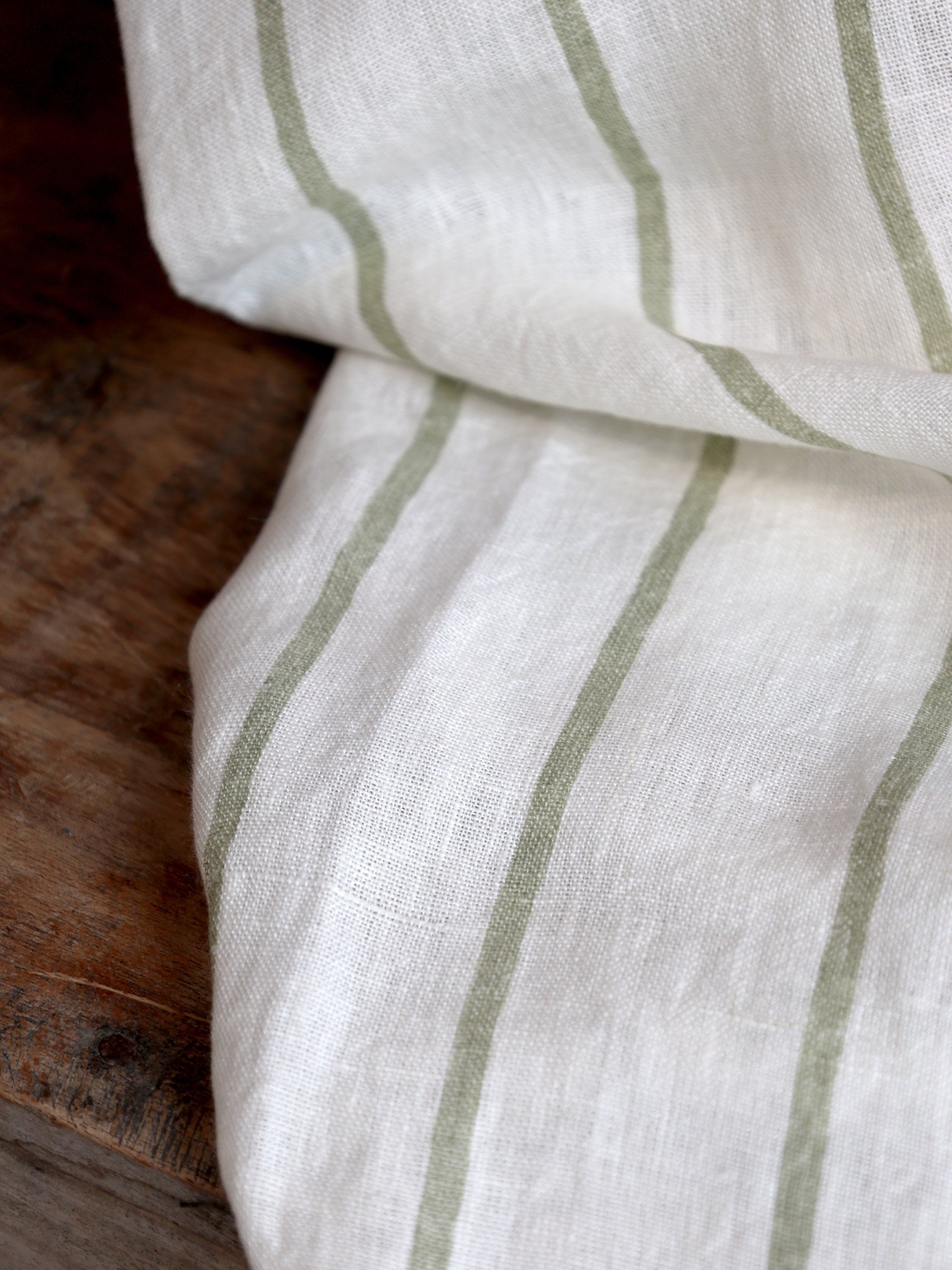 Detailaufnahme Chic Antique Éternel Geschirrtuch weiß grün gestreift aus Leinen mit natürlicher Stoffstruktur