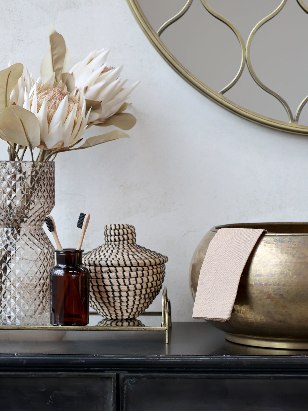 Chic Antique Éternel Mini Handtuch mit Streifen in Kamel aus Slub Baumwolle im skandinavischen Badezimmer