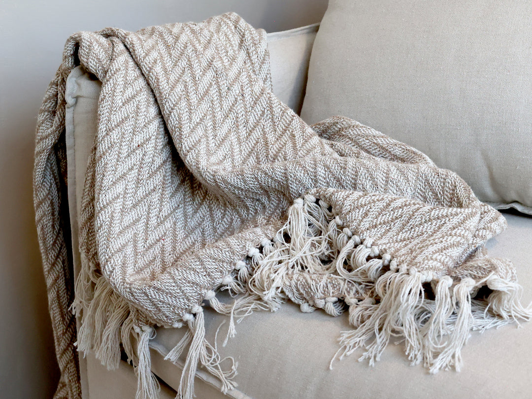 Chic Antique Aix Plaid Latte mit Fransen als dekorative Sofadecke im Landhausstil