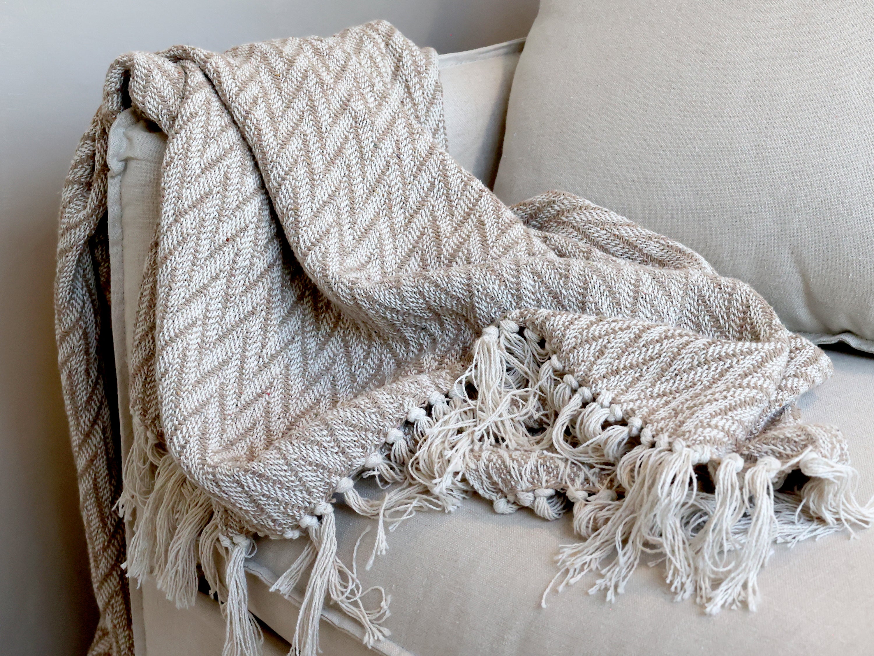 Chic Antique Aix Plaid Latte mit Fransen als dekorative Sofadecke im Landhausstil