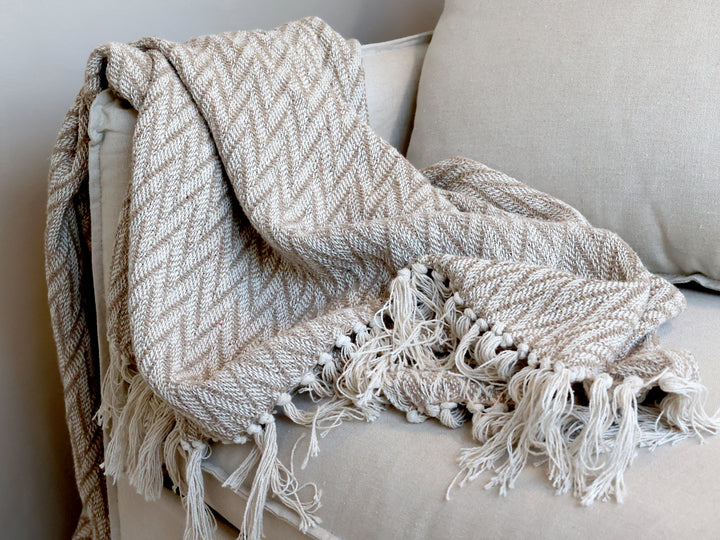 Chic Antique Aix Plaid Latte mit Fransen als dekorative Sofadecke im Landhausstil