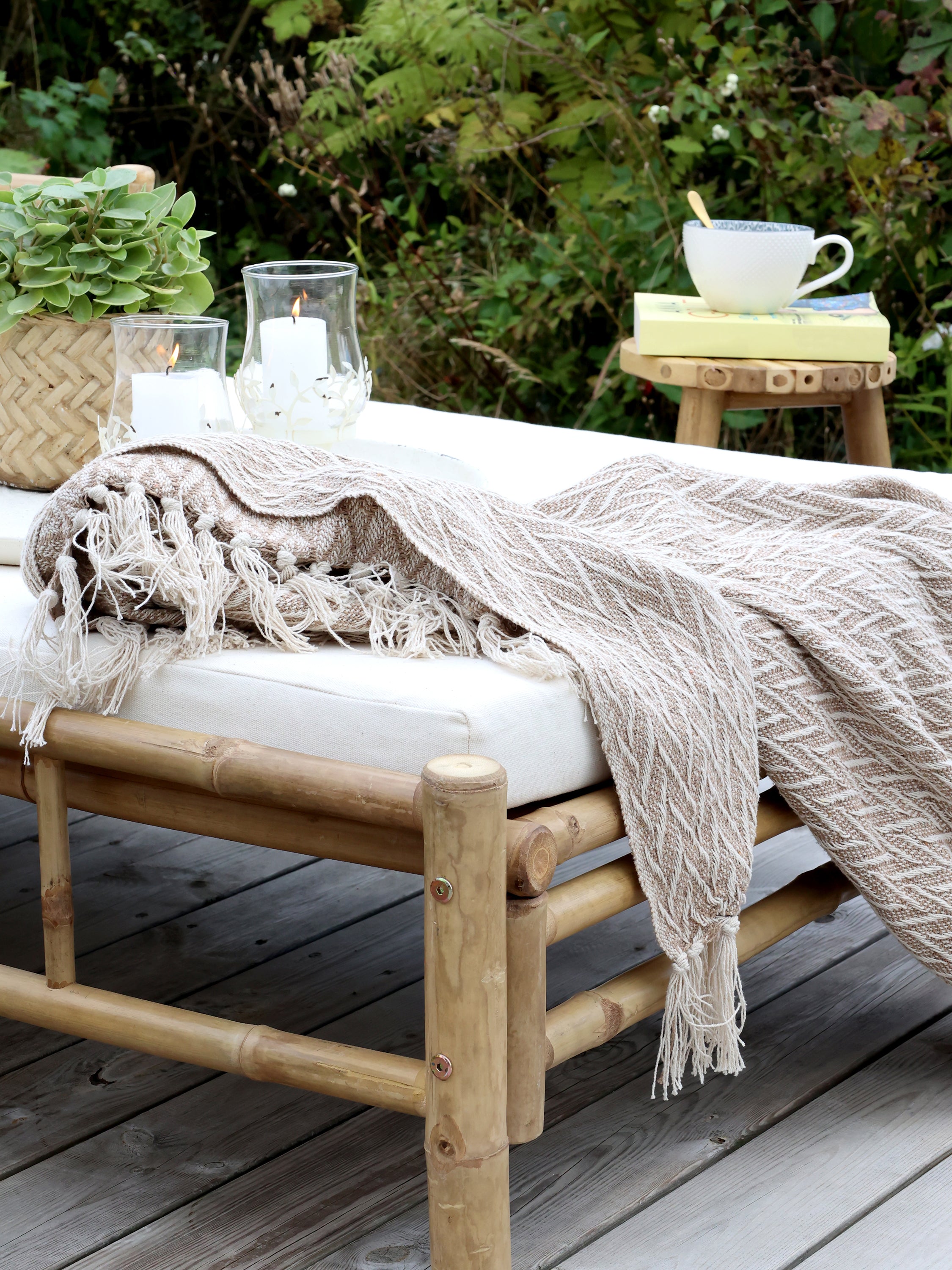 Chic Antique Aix Plaid Latte als Wohndecke auf Bambusliege dekoriert