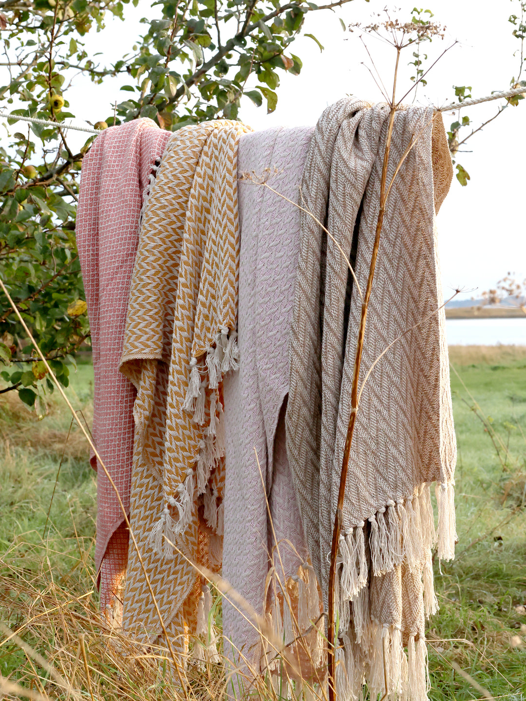 Mehrere Chic Antique Plaids mit Fransen im Landhausstil draußen aufgehängt