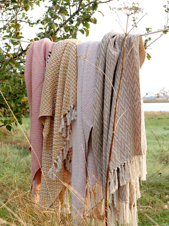 Mehrere Chic Antique Plaids mit Fransen im Landhausstil draußen aufgehängt