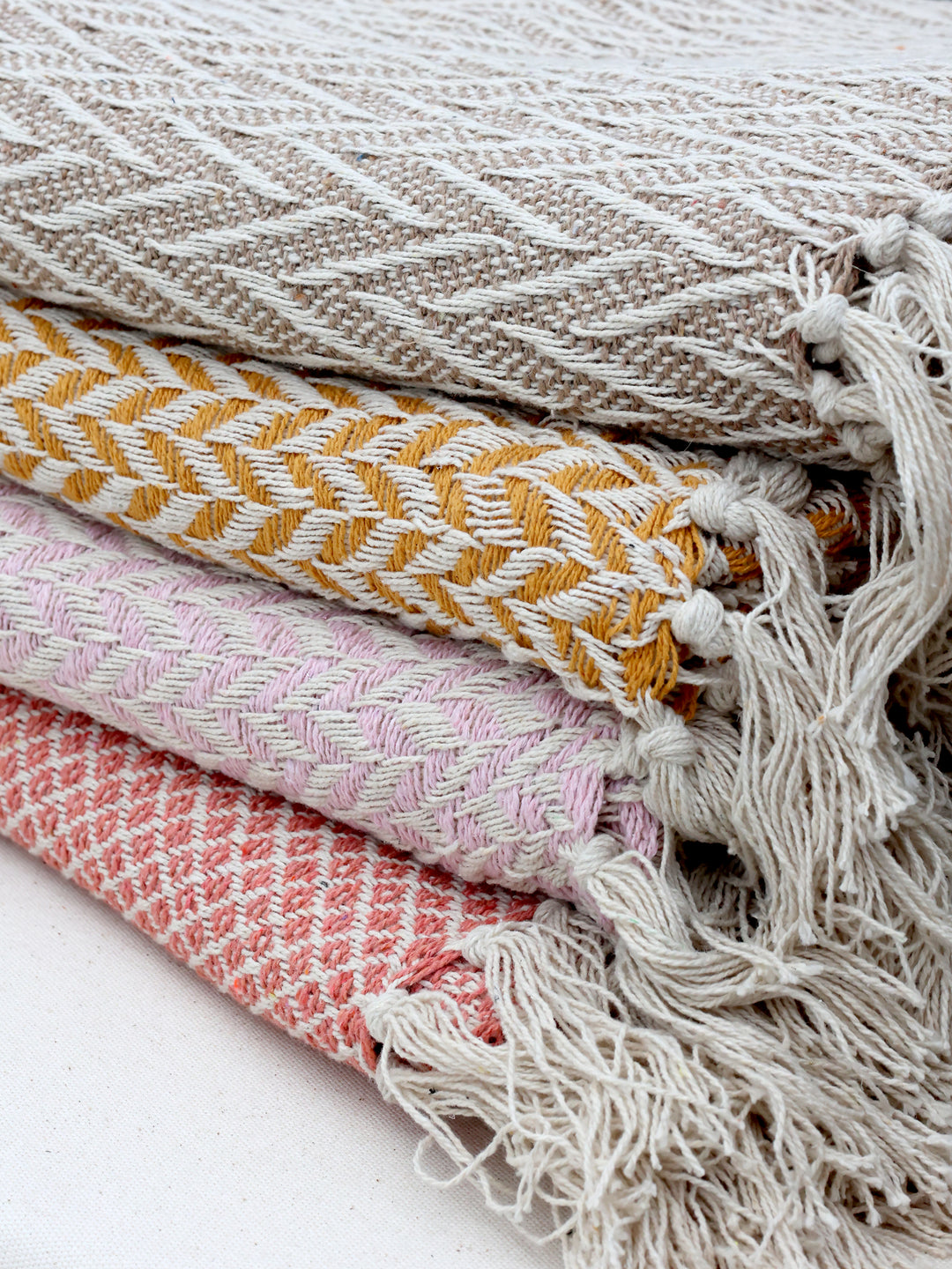 Chic Antique Baumwoll Plaids mit Fransen in verschiedenen Farben gestapelt