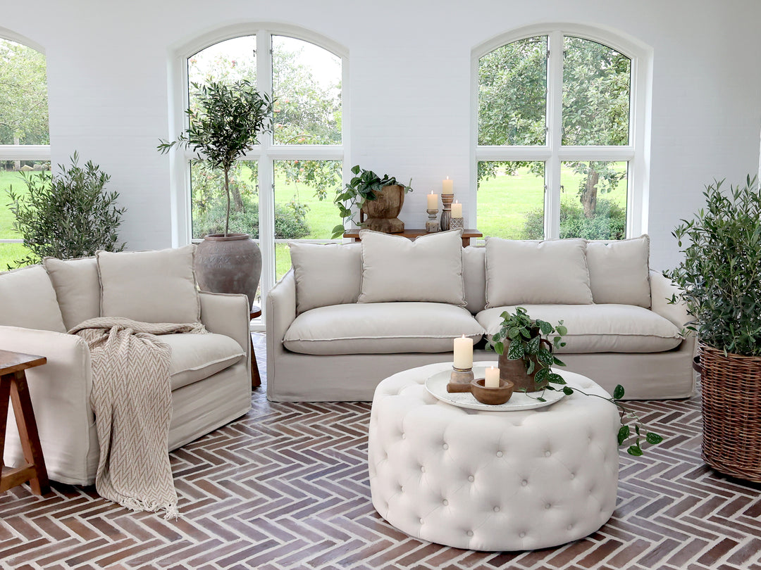Chic Antique Aix Plaid Latte als Sofadecke im skandinavischen Wohnzimmer dekoriert
