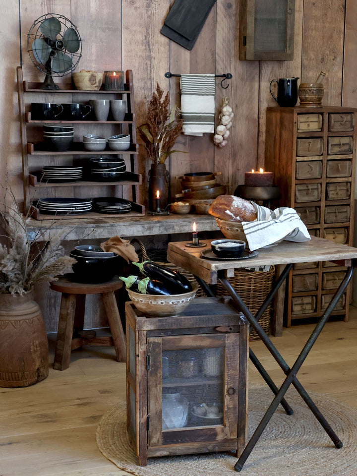 Chic Antique Éternel Geschirrtuch mit Barchant Streifen in Französisch Grau aus Leinen dekoriert in rustikaler Landhausküche