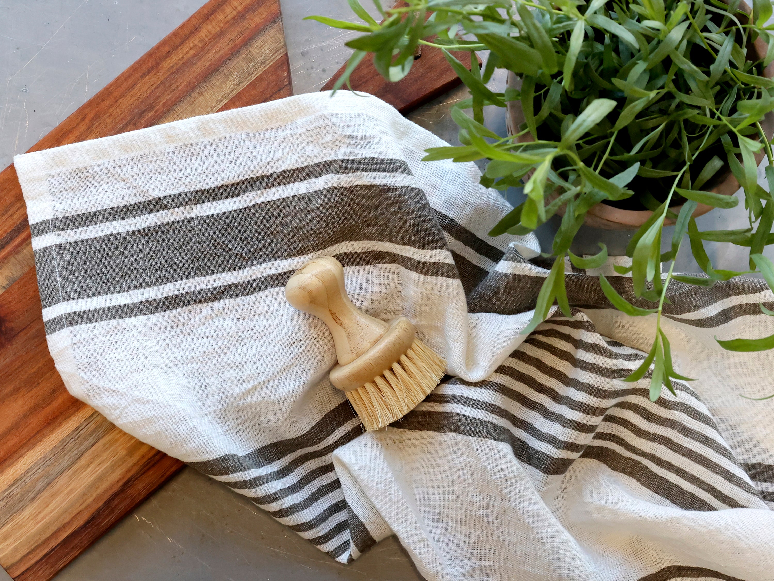 Chic Antique Éternel Geschirrtuch Leinen Französisch Grau mit Barchant Streifen neben Holzschneidebrett und Spülbürste