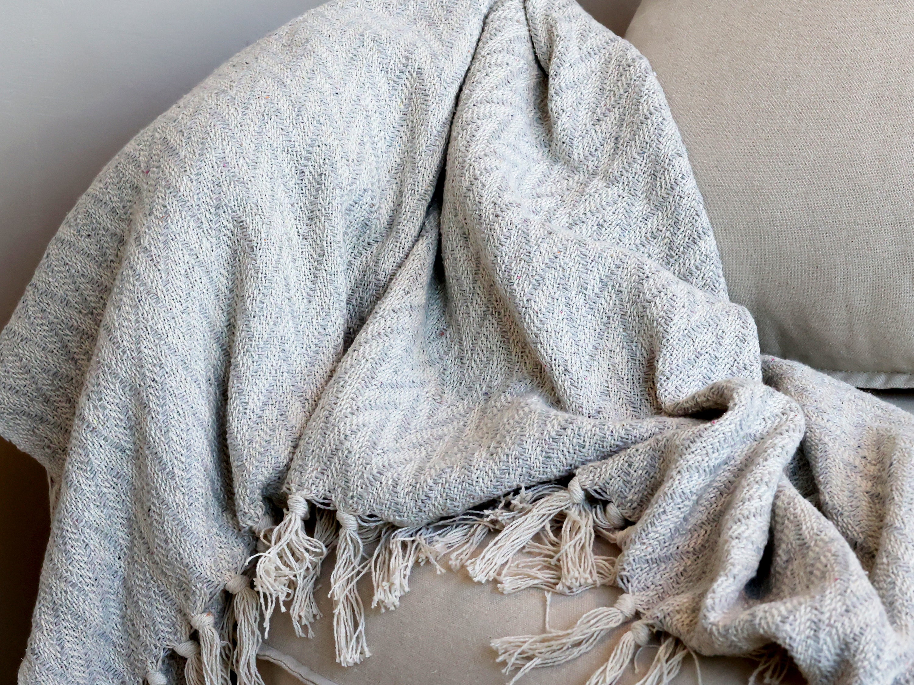 Chic Antique Plaid Französisch Grau dekorativ über Sofa gelegt