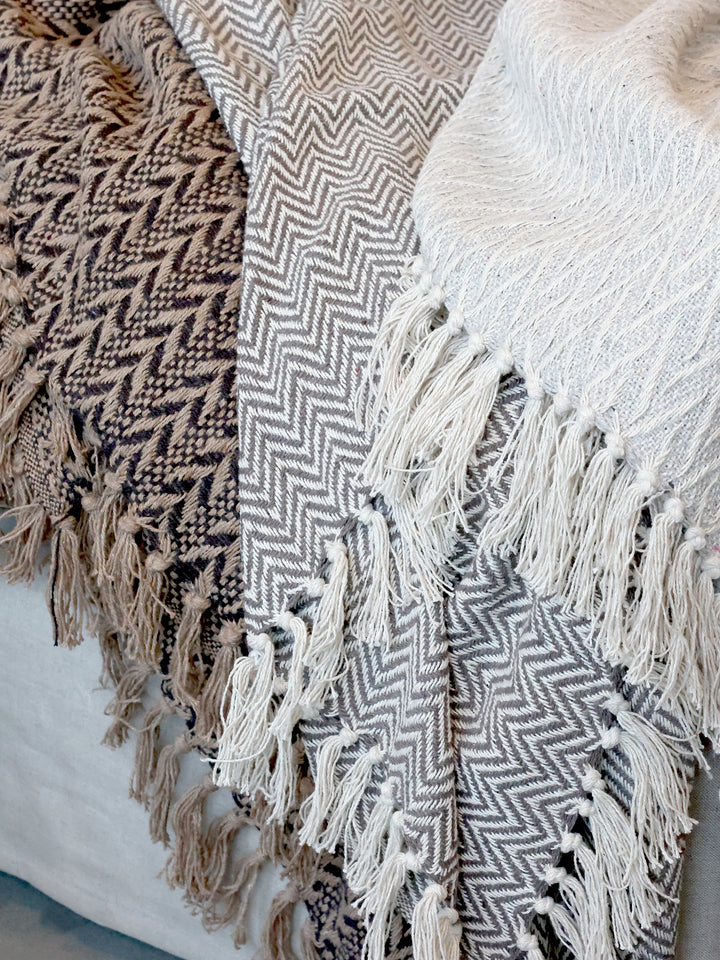 Chic Antique Plaid Französisch Grau als Sofadecke im skandinavischen Wohnzimmer