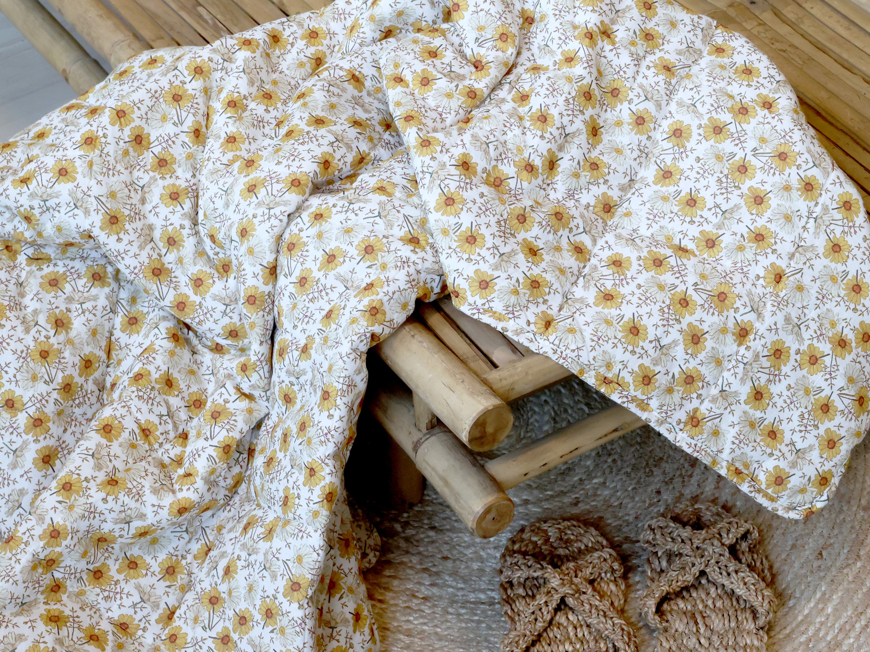 Chic Antique Vintage Quilt Creme mit Margeritenprint als florale Tagesdecke