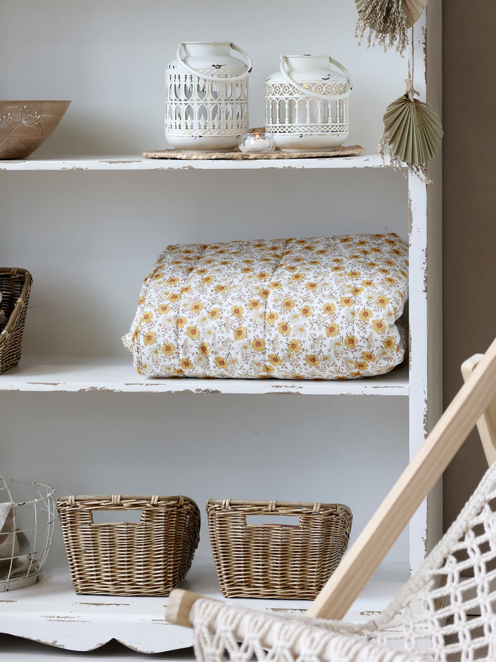 Chic Antique Vintage Quilt mit Margeritenmuster dekorativ im Landhausstil Regal