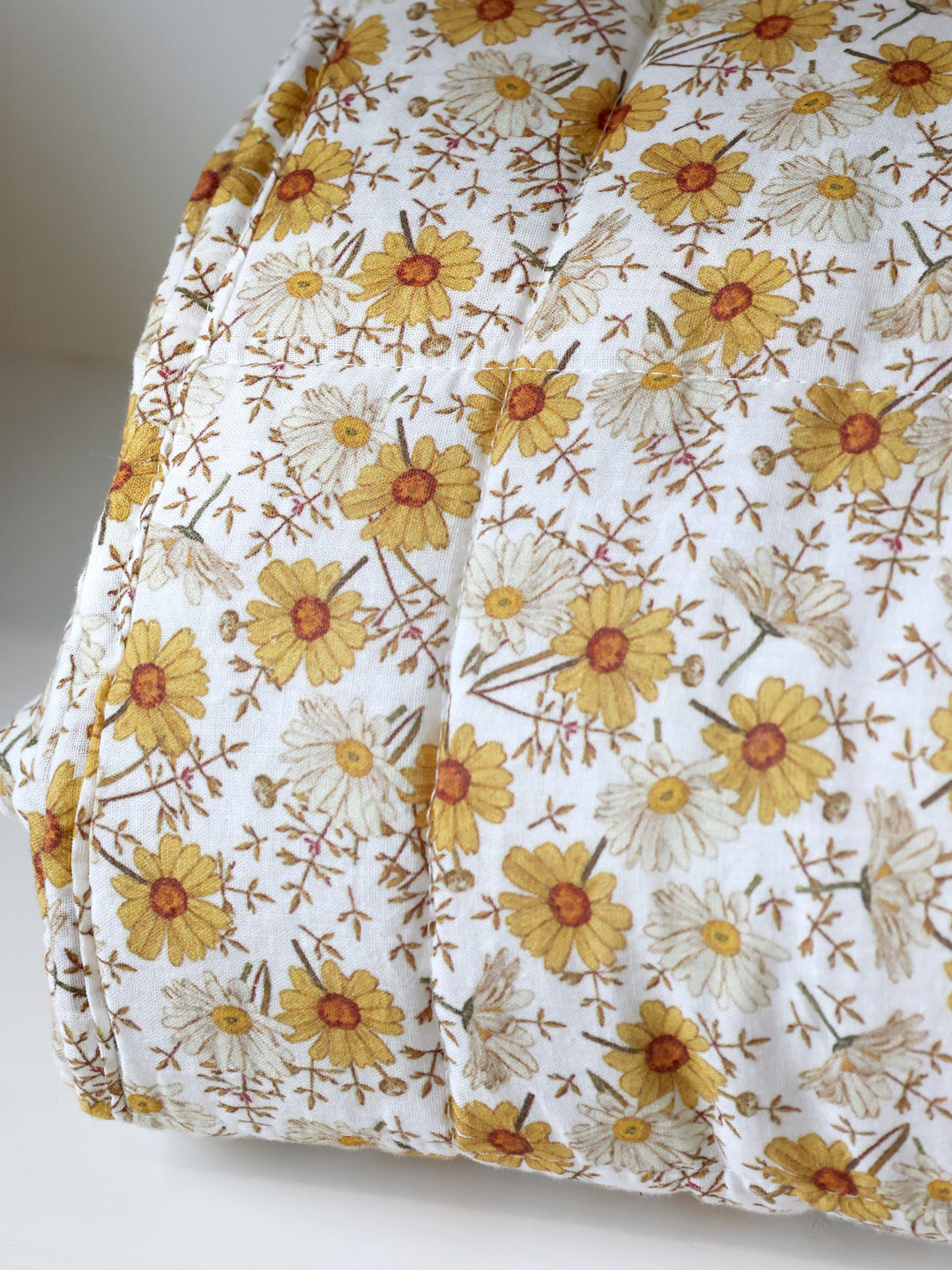Detail Chic Antique Vintage Quilt mit Margeritenprint auf cremefarbenem Baumwollstoff