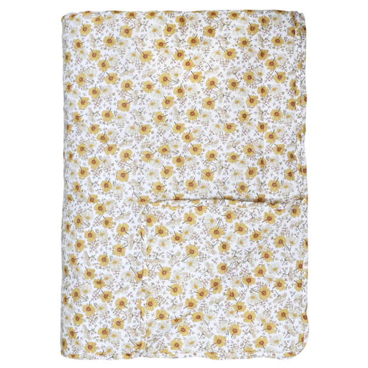 Chic Antique Vintage Quilt mit Margeritenprint in Creme als florale Tagesdecke