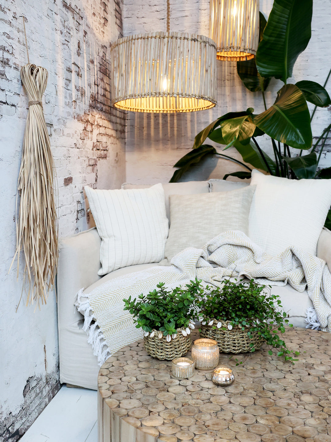 Chic Antique Plaid gold karamel als Wohndecke dekorativ auf Sofa im skandinavischen Wohnstil