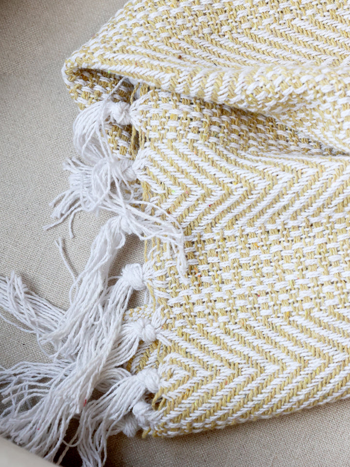 Chic Antique Plaid gold karamel Detailaufnahme mit Fransen und gewebtem Baumwollmuster