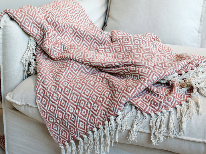 Chic Antique Wohndecke rosa mit Fransen als Sofadecke im nordischen Landhausstil