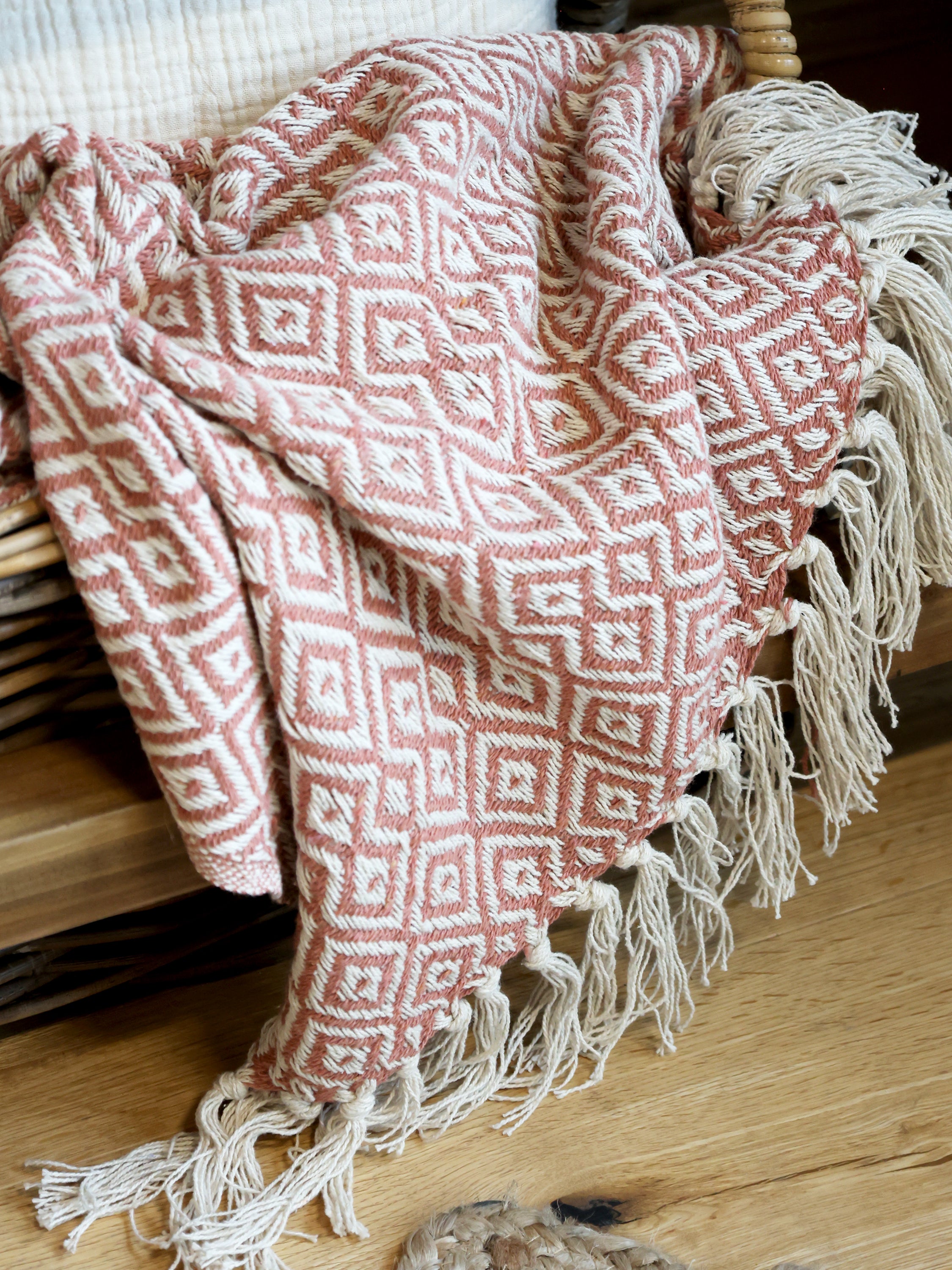 Chic Antique Plaid rosa mit geometrischem Muster und Fransen im skandinavischen Landhausstil