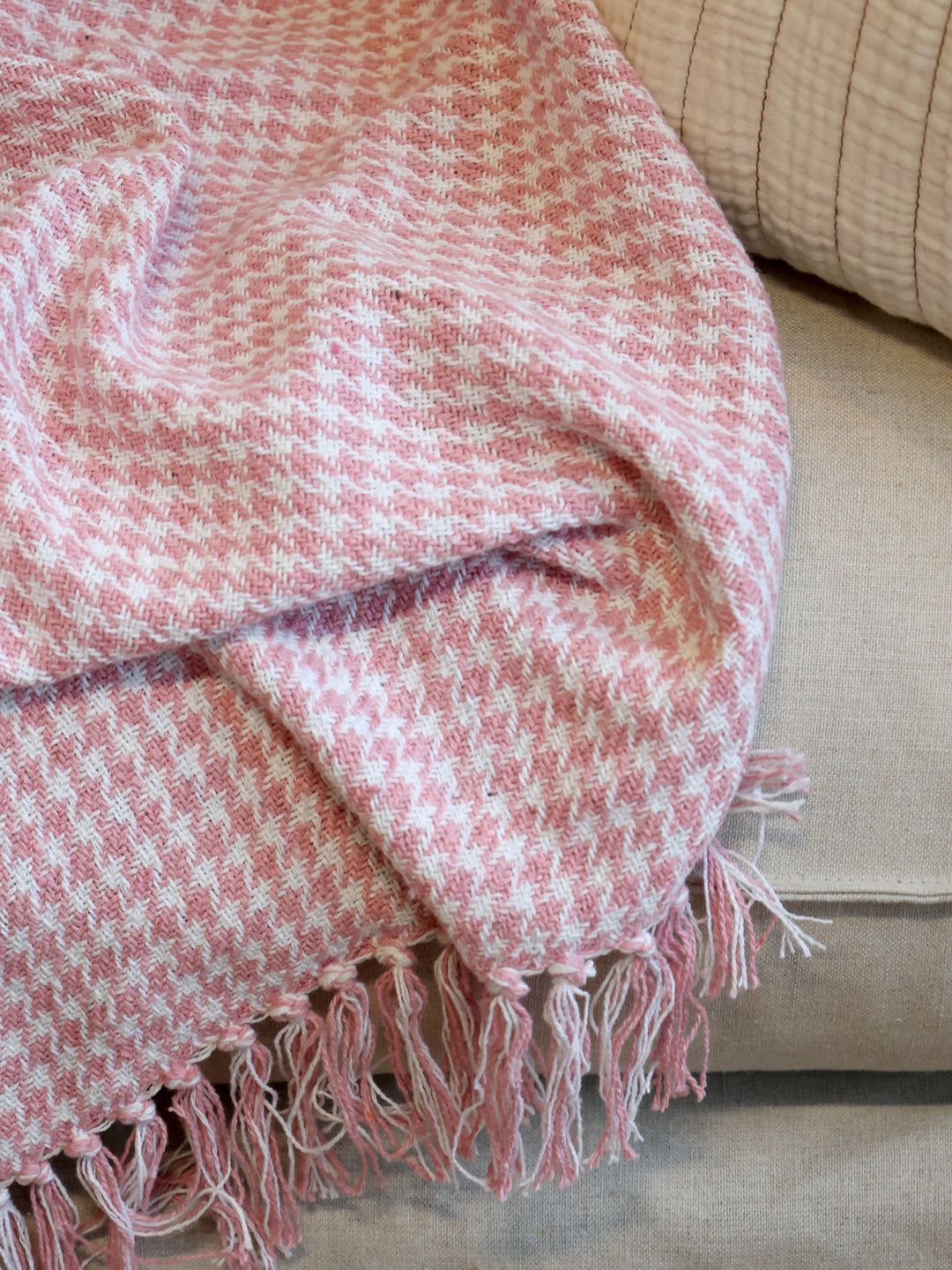 Detailaufnahme Chic Antique Aix Plaid Himbeere mit gewebtem Muster und Fransen