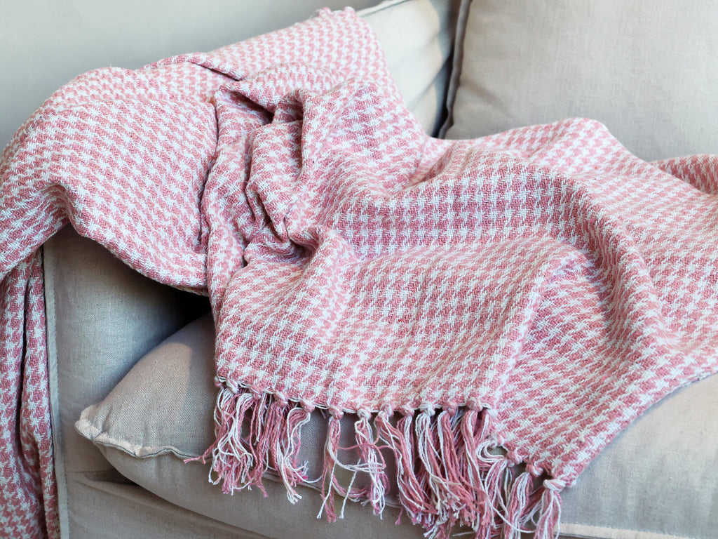 Chic Antique Plaid Himbeere mit Fransen locker über Sofa im Landhausstil drapiert